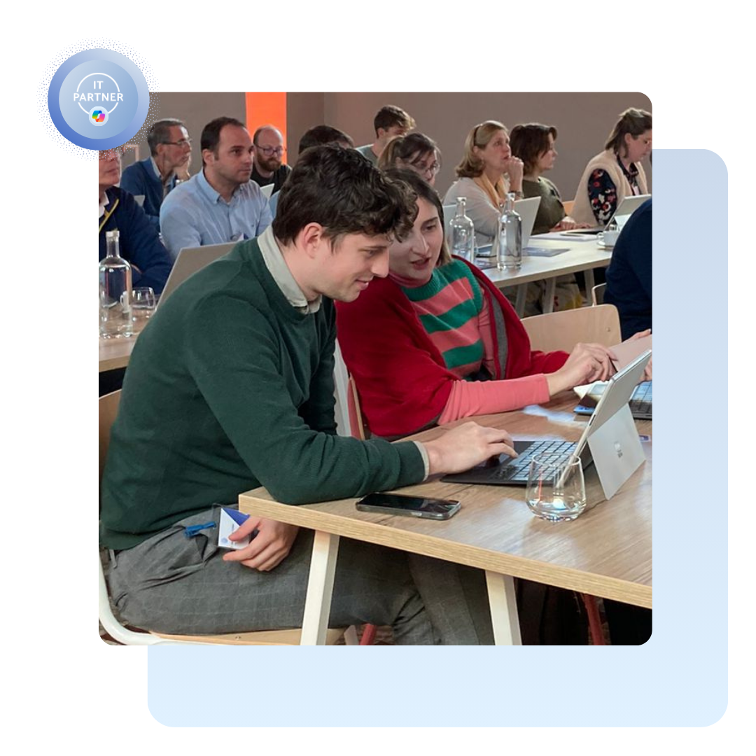 “Deelnemers aan de Copilot Masterclass werken hands-on op hun laptop tijdens de training.”