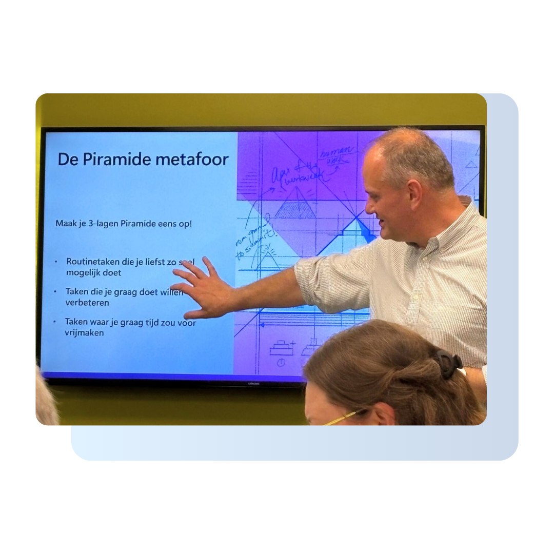 “Trainer Hans Ocket begeleidt kmo-medewerkers tijdens de Microsoft 365 Copilot workshop.”
